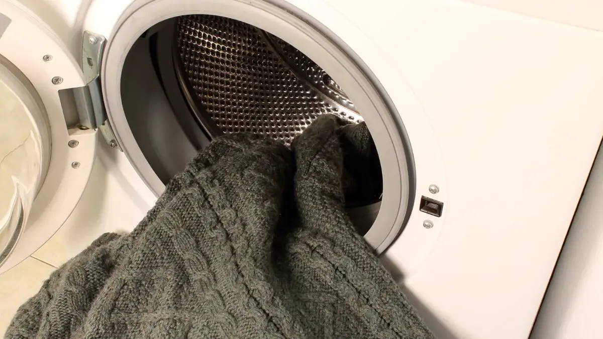 Sweter wyciągnięty z pralki