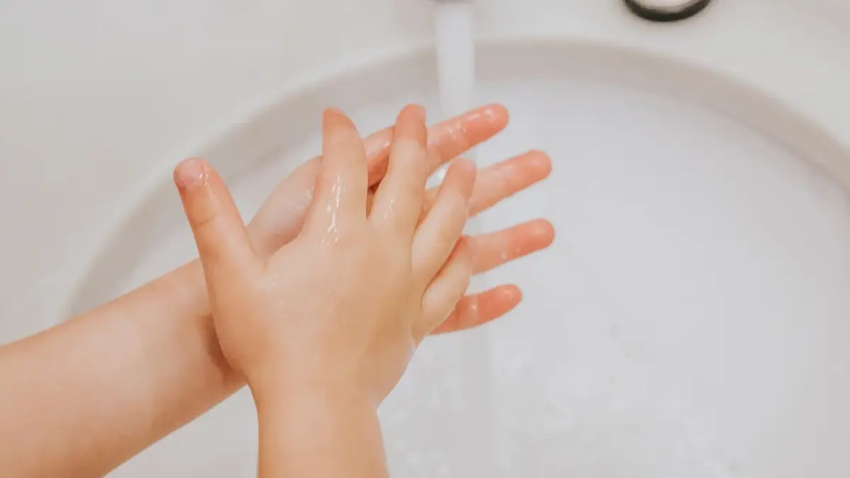 Rączki dziecka nad umywalką