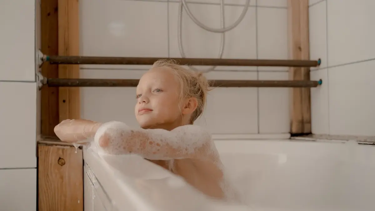 Chłopiec w wannie podczas kąpieli