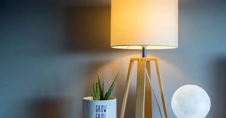 Lampa z abażurem na konsoli drewnianej