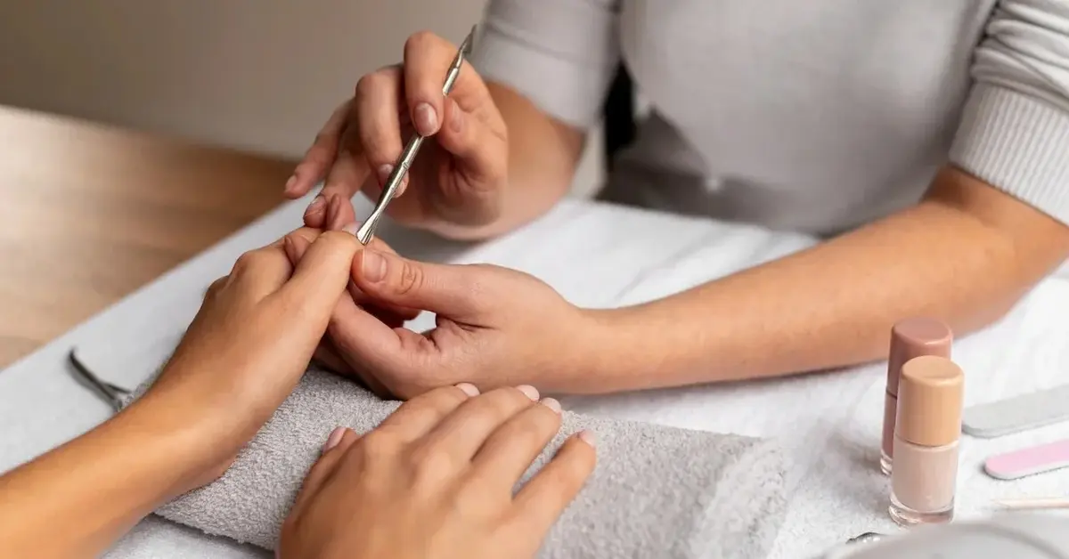 Zabieg manicure hybrydowego wykonywany przez kosmetyczkę