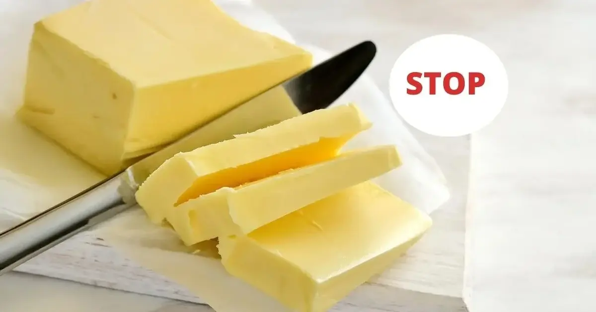Zwykłe masło, które się nie nadaje do smażenia, na fotografii napis "stop".