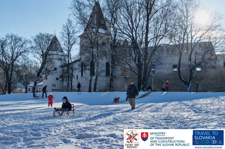 Słowacja Pieniny Spisz zabytkowy zamek zaśnieżony zimą