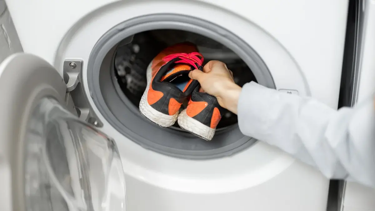 pranie butów w pralce
