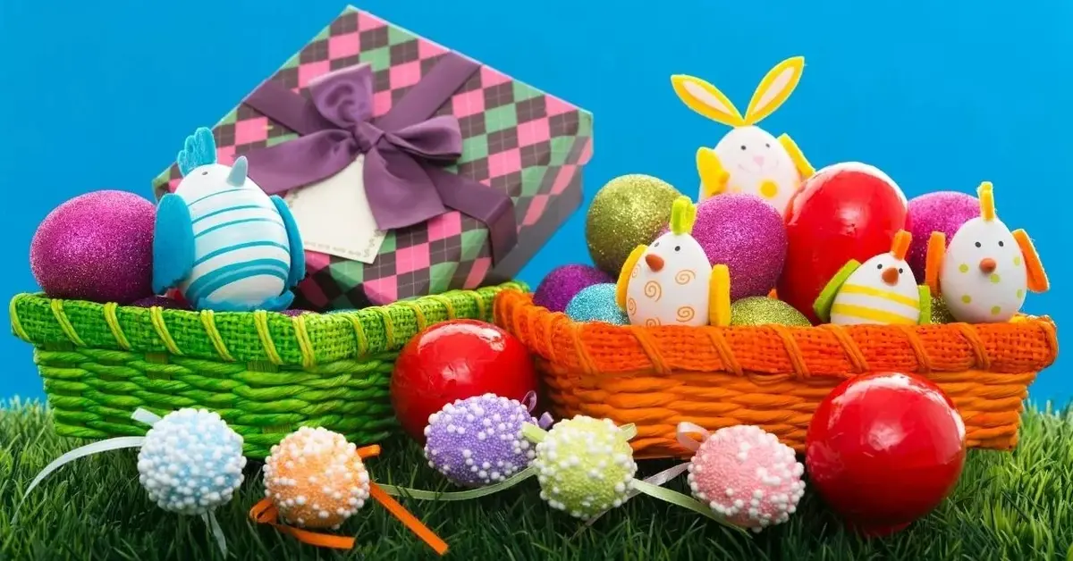 Koszyk z prezentem na Wielkanoc. Obok koszyk z wielkanocnymi jajkami.