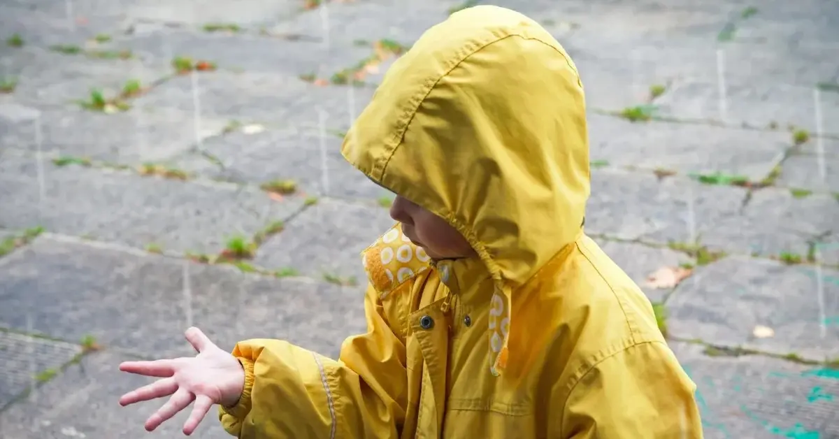 Główne zdjęcie - Ochrona przed deszczem: Jak dobrze ubrać dziecko?