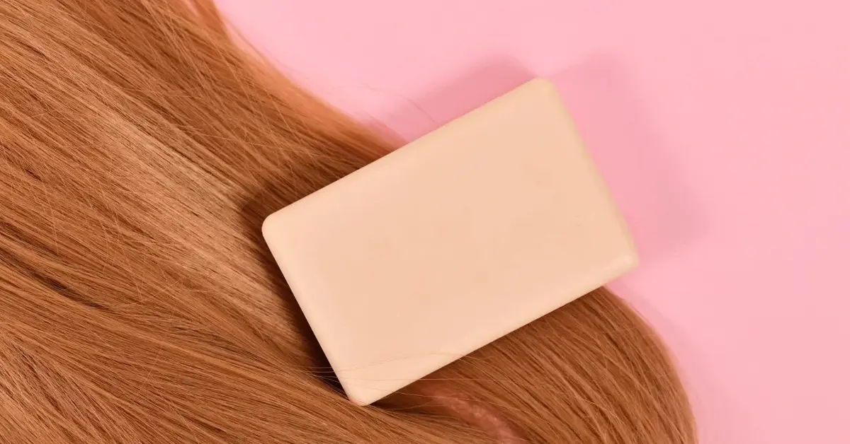 szampon w kostce na rudych włosach