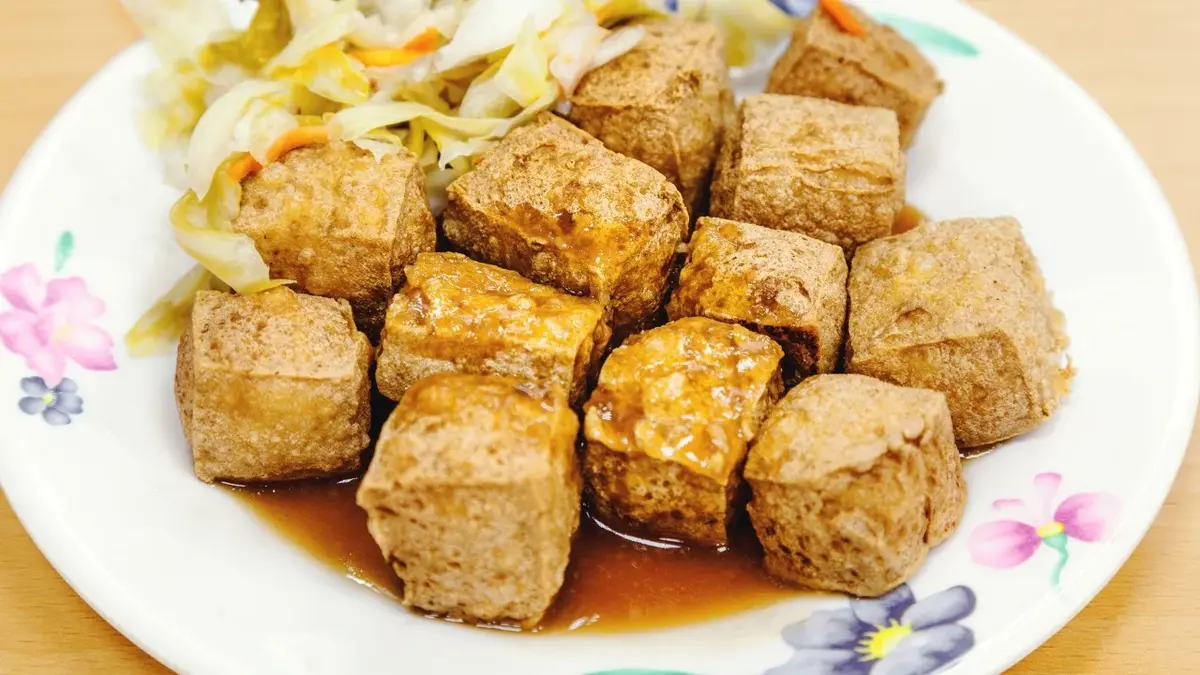 kawałki tofu w sosie na talerzu