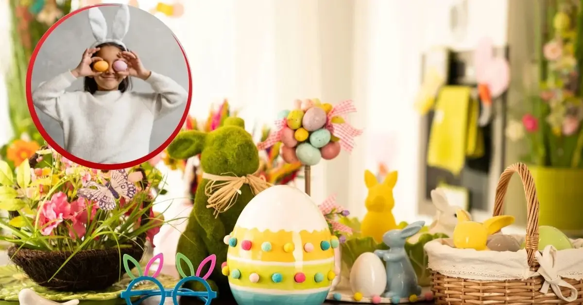 Dekoracje na Wielkanoc i dziewczyna w stroju wielkanocnego zajączka, trzymająca dwa wielkanocne jajka na wysokości oczu.