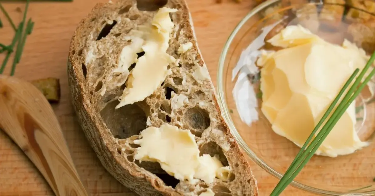 Główne zdjęcie - Masło czy margaryna? Co jest zdrowsze do smarowania pieczywa?