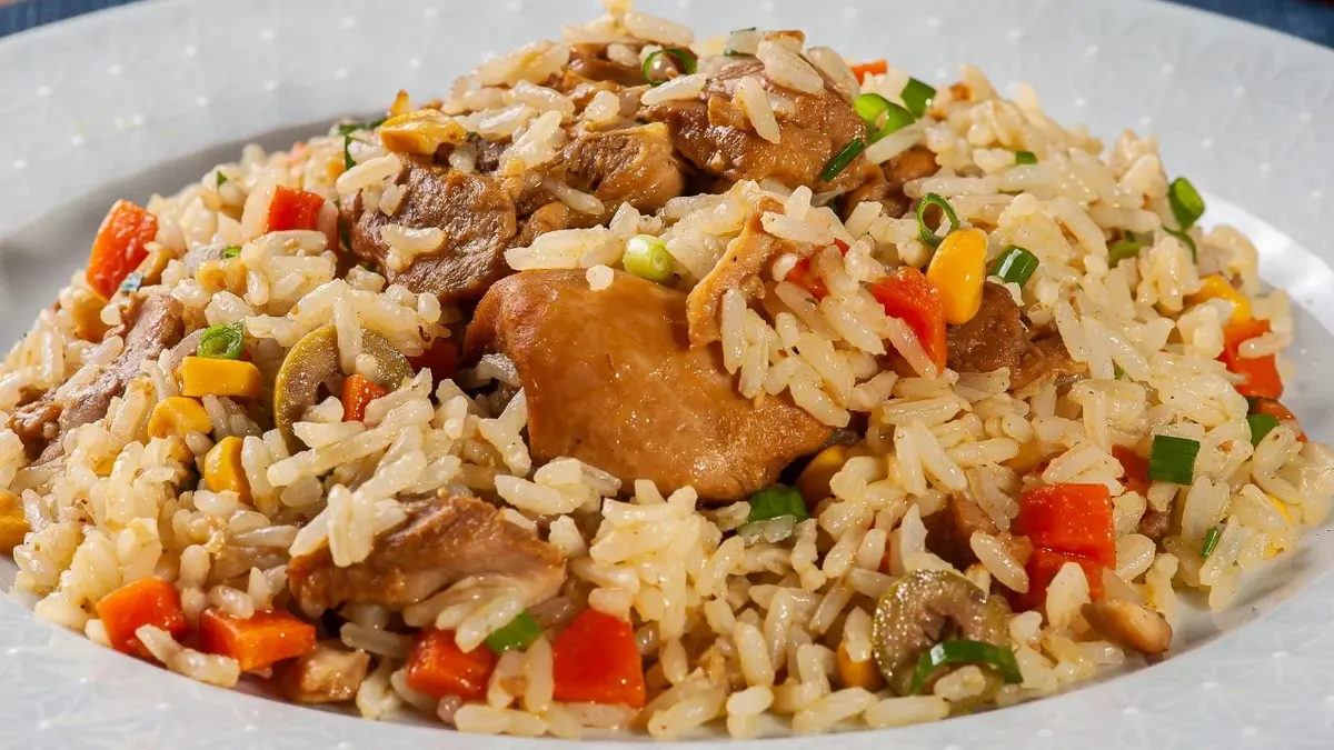 Ryż z kurczakiem i warzywami na talerzu 