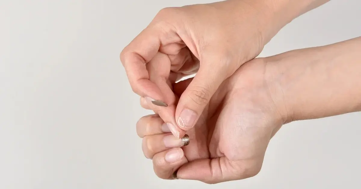 Główne zdjęcie - Rozdwajające się paznokcie - jak zapobiegać i leczyć?