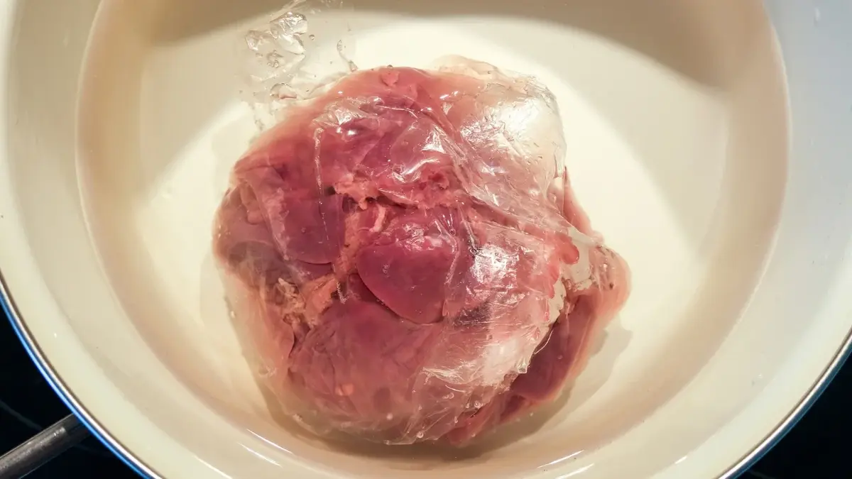 Zamrożone mięso w woreczku foliowym w ciepłej widzie
