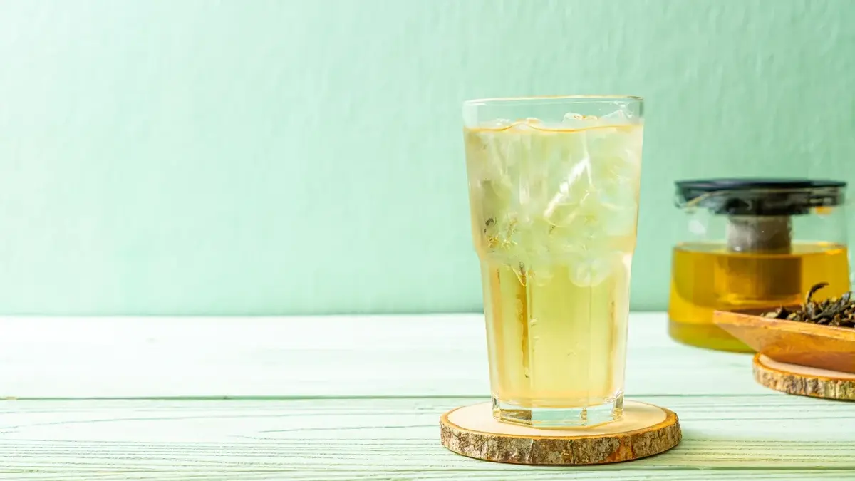 Zielona herbata z ogórkiem w szklance