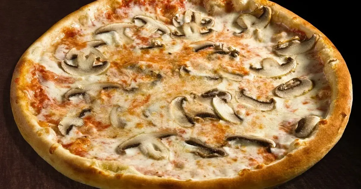 Pizza di funghi na czarnym tle 