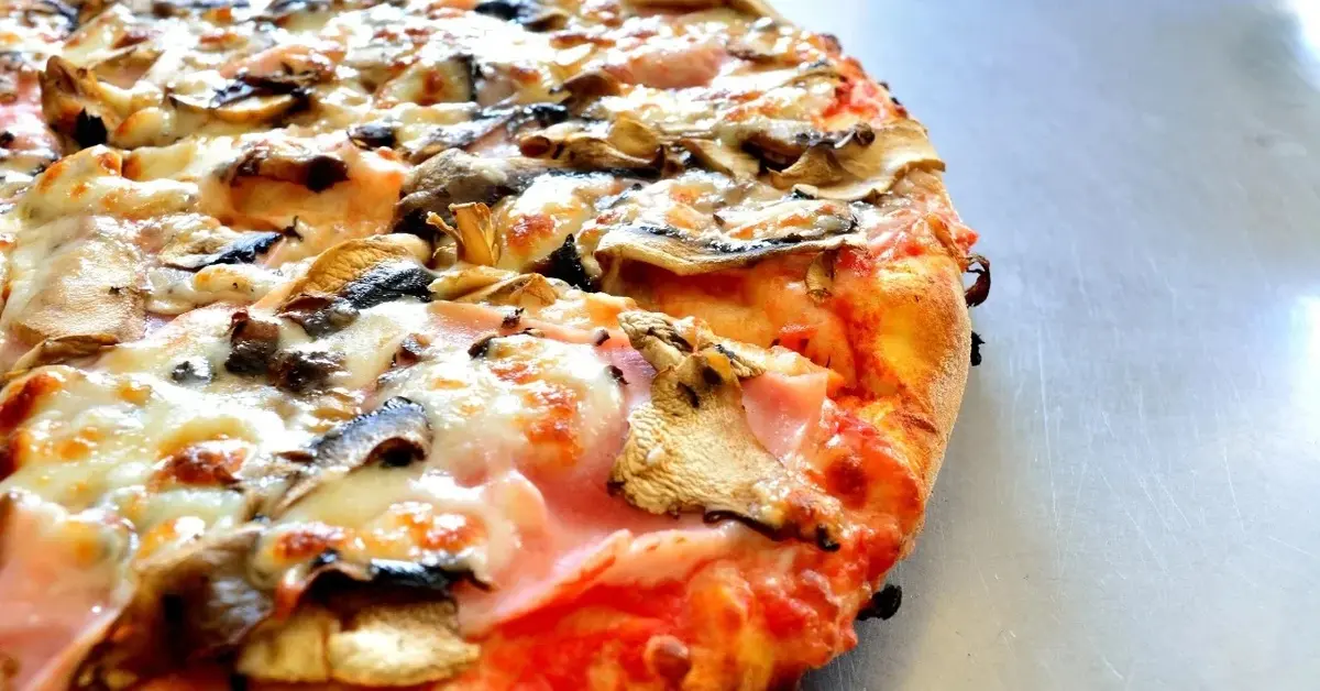 Główne zdjęcie - Klasyczna pizza z grzybami i szynką. Podaj ją z tym boskim sosem!