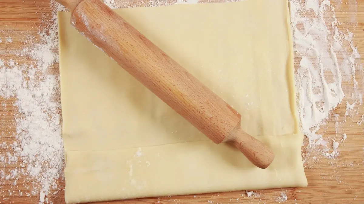 Ciasto francuskie rozwinięte na stolnicy z wałkiem 