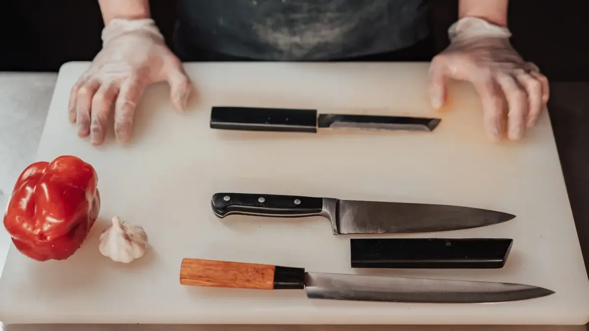 Noże kuchenne na desce