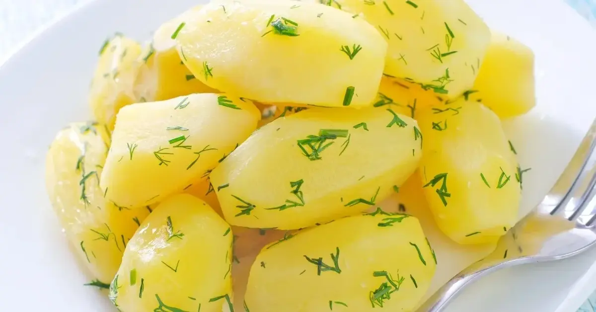 Ugotowane ziemniaki na talerzu 