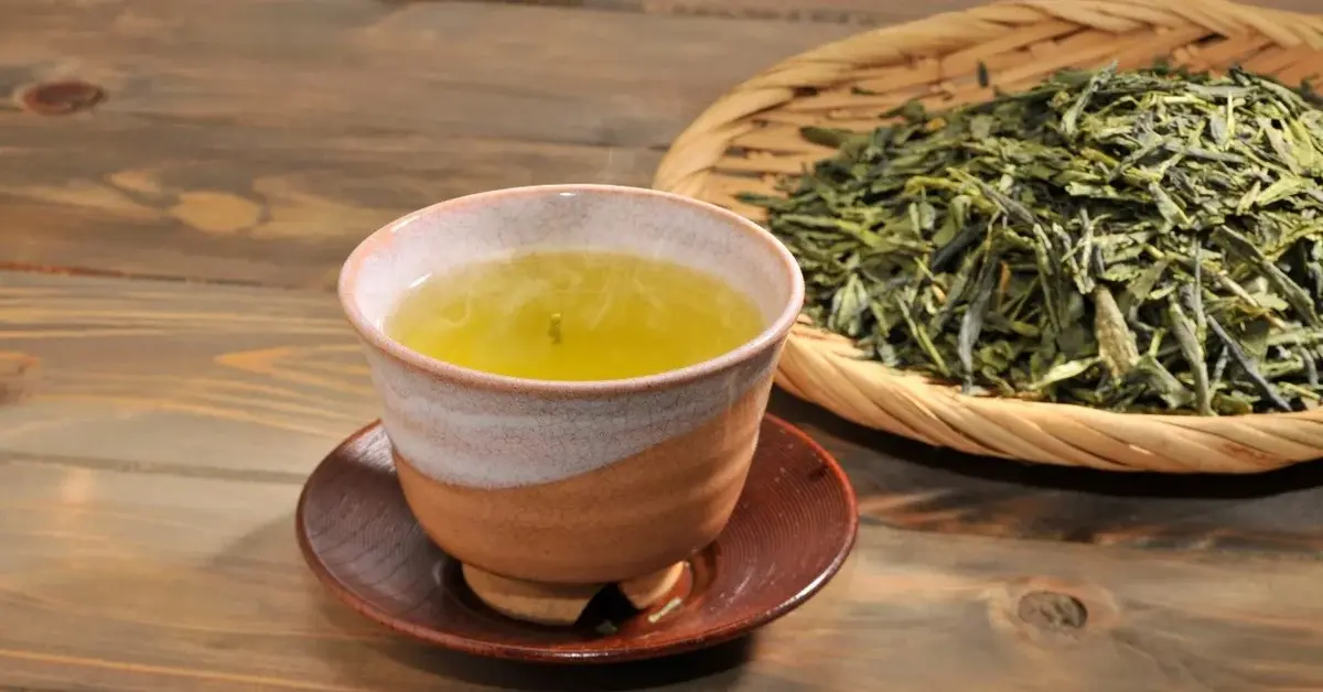 Zielona herbata w tradycyjnym naczyniu do picia herbaty