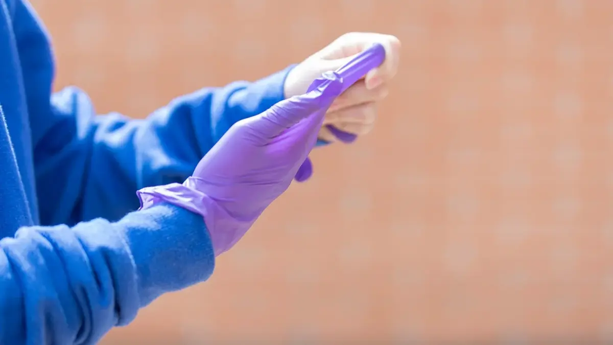 Ręce osoby w lateksowych rękawiczkach 