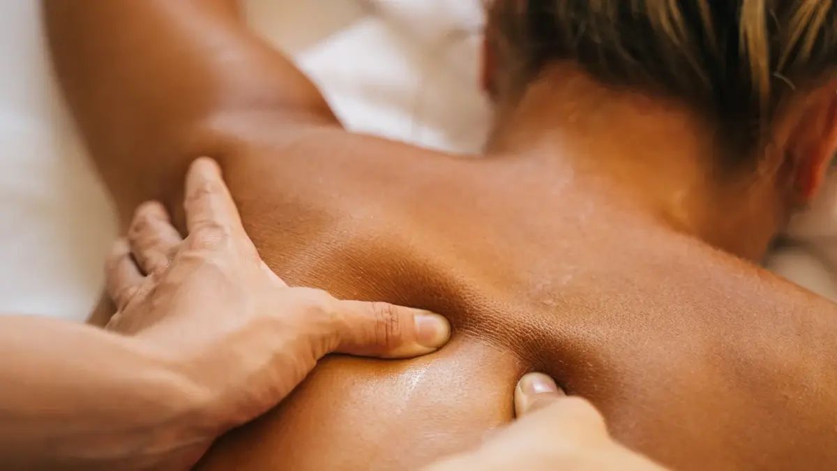 Plecy kobiety podczas masażu 