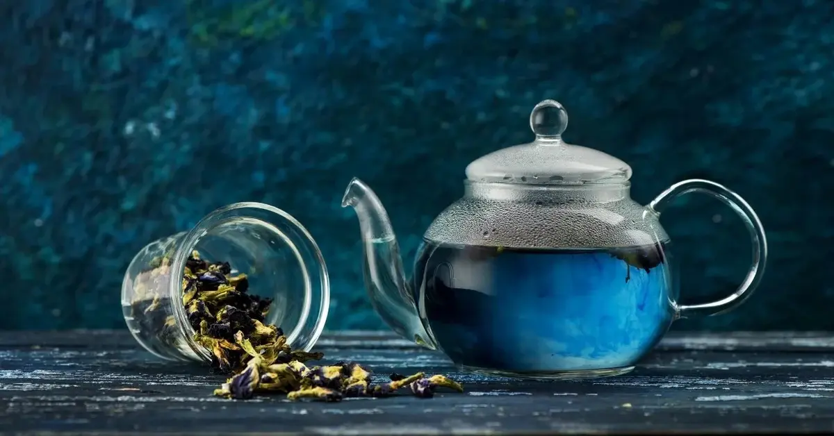 Niebieska herbata w dzbanuszku 