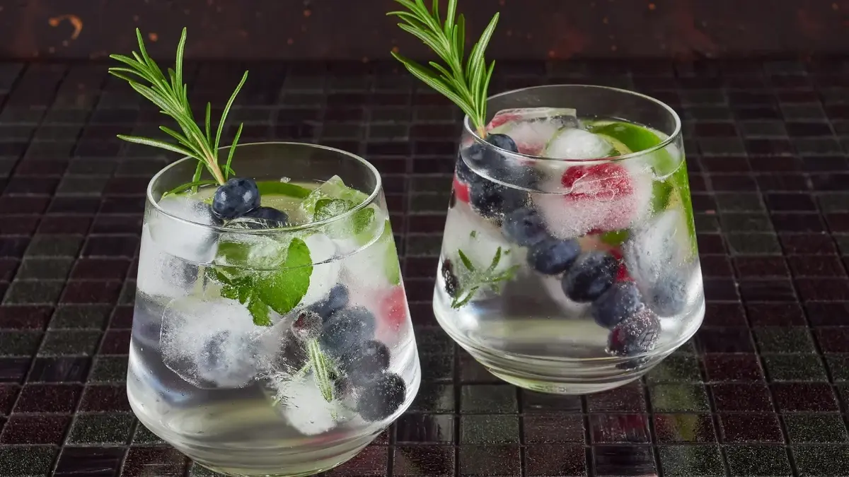 Gin z tonikiem, jagodami i lodem w szklankach 