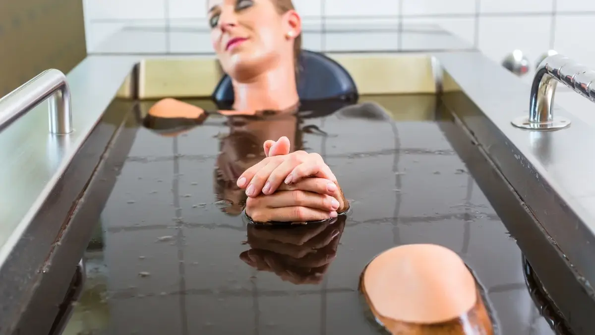 Kobieta w kąpieli borowinowej 