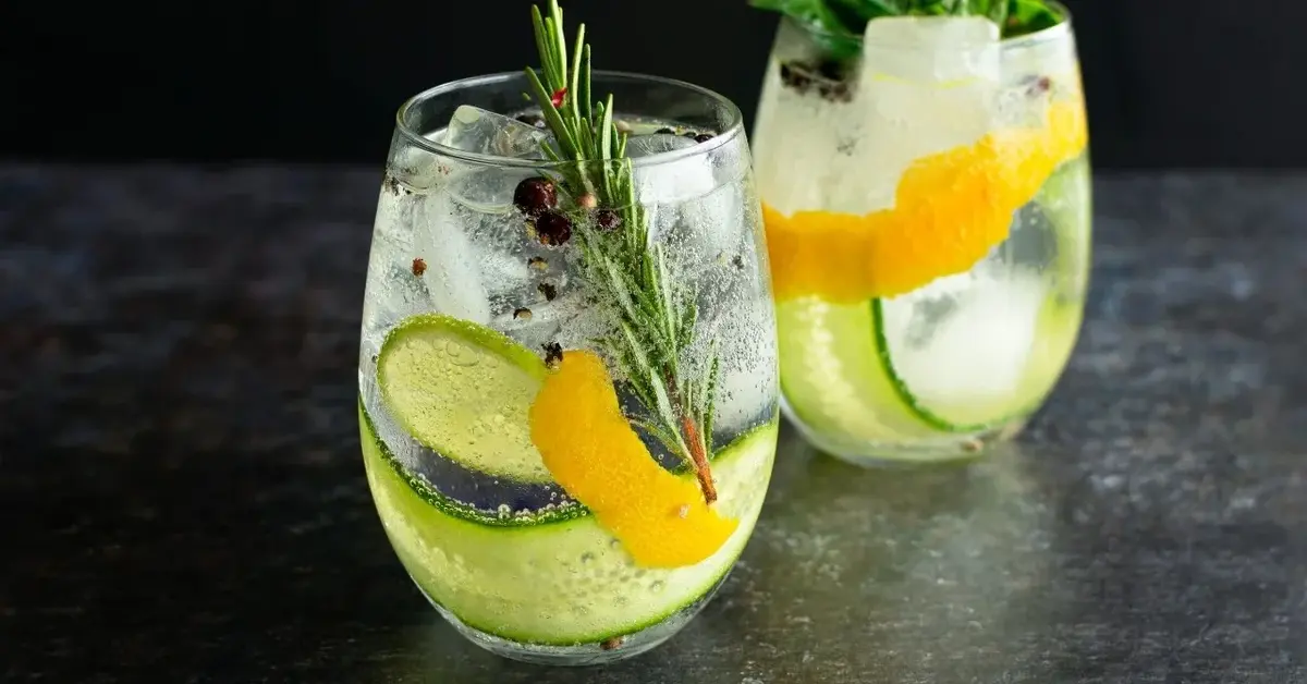 Gin z tonikiem, plasterkami cytryny i lodem w szklankach 