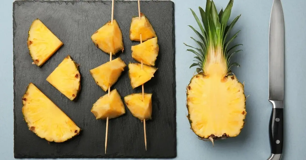 Ananas pokrojony na różne kawałki 