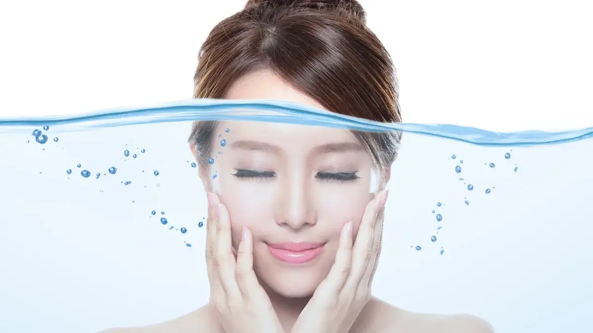Kobieta z nałożoną grafiką wody na twarzy 