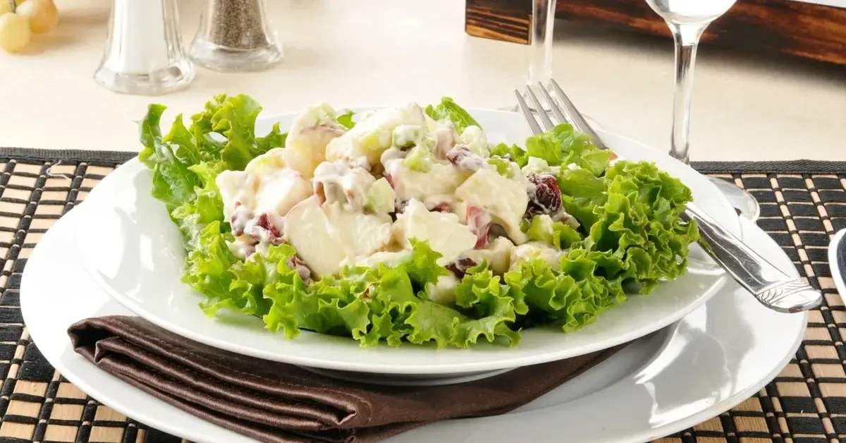 Sałatka z selera na salacie i białym talerzyku 