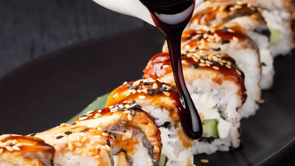 Sos japoński polewany na kawałki sushi 