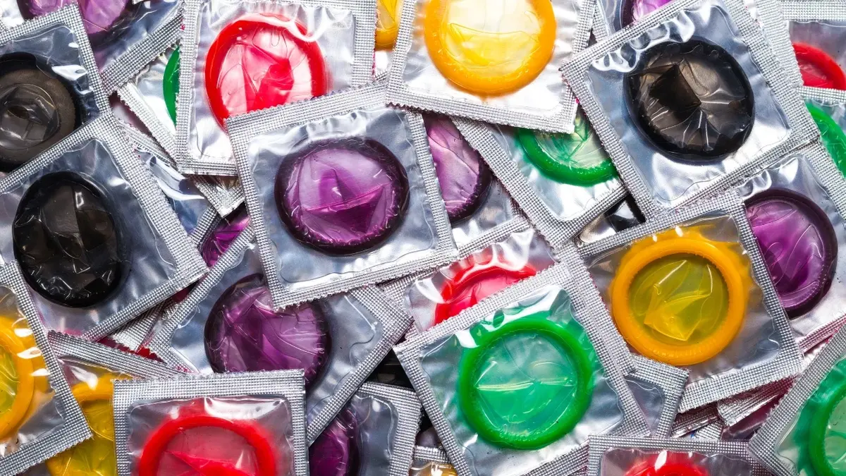 Prezerwatywy różnokolorowe  w opakowaniach