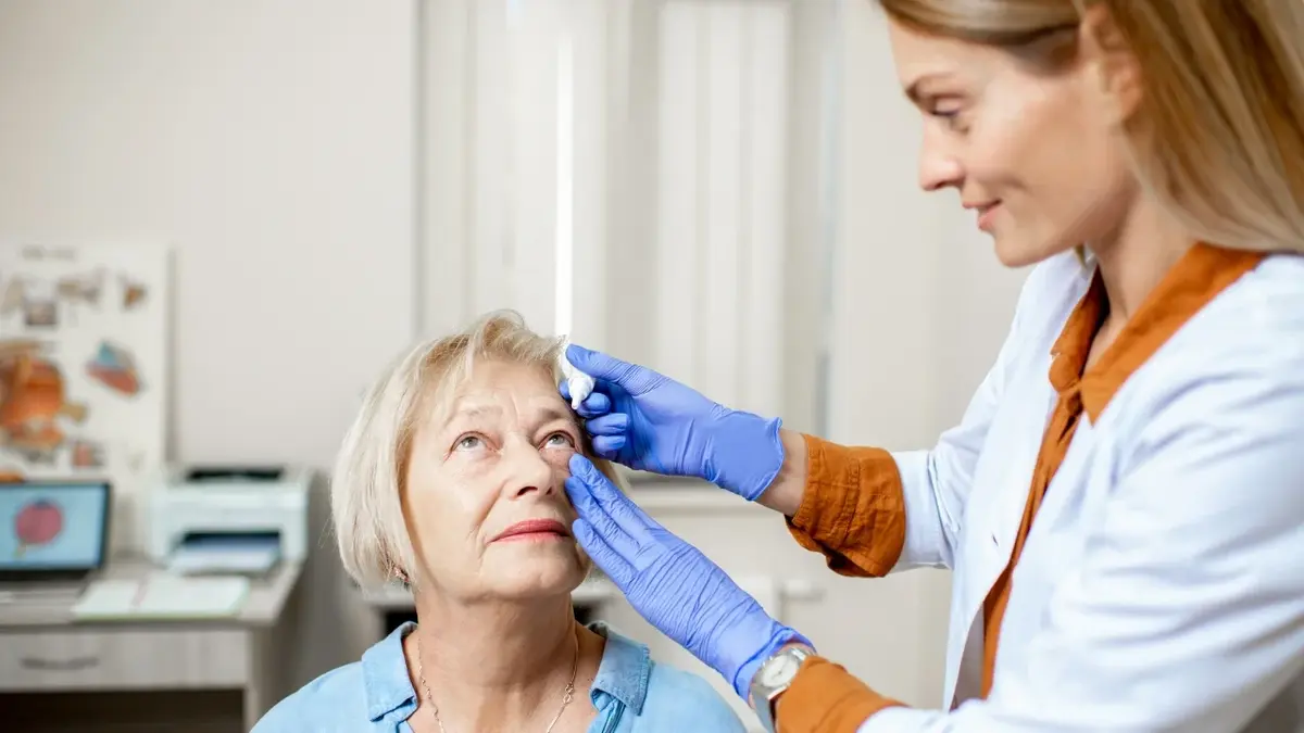 Starsza kobieta podczas badania okulistycznego 