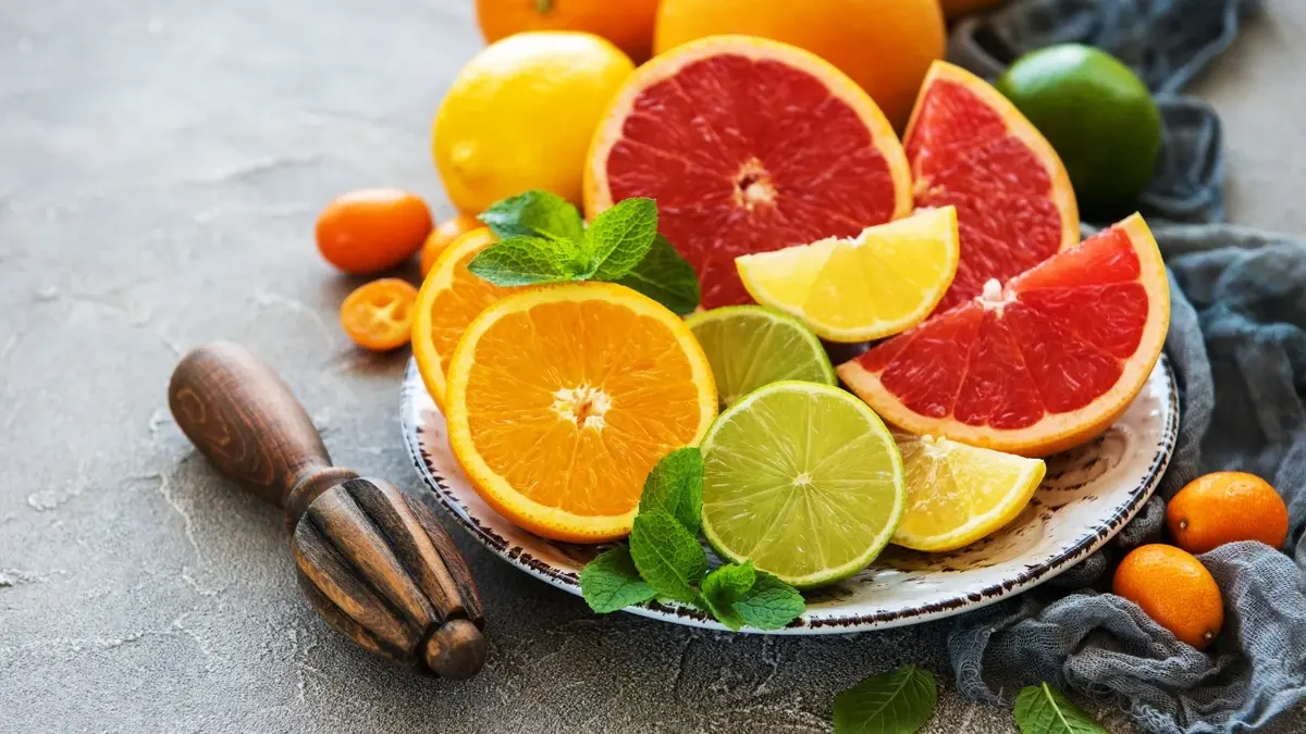 Cytrusy: grejpfruty, pomarańcze, limonka na talerzyku 