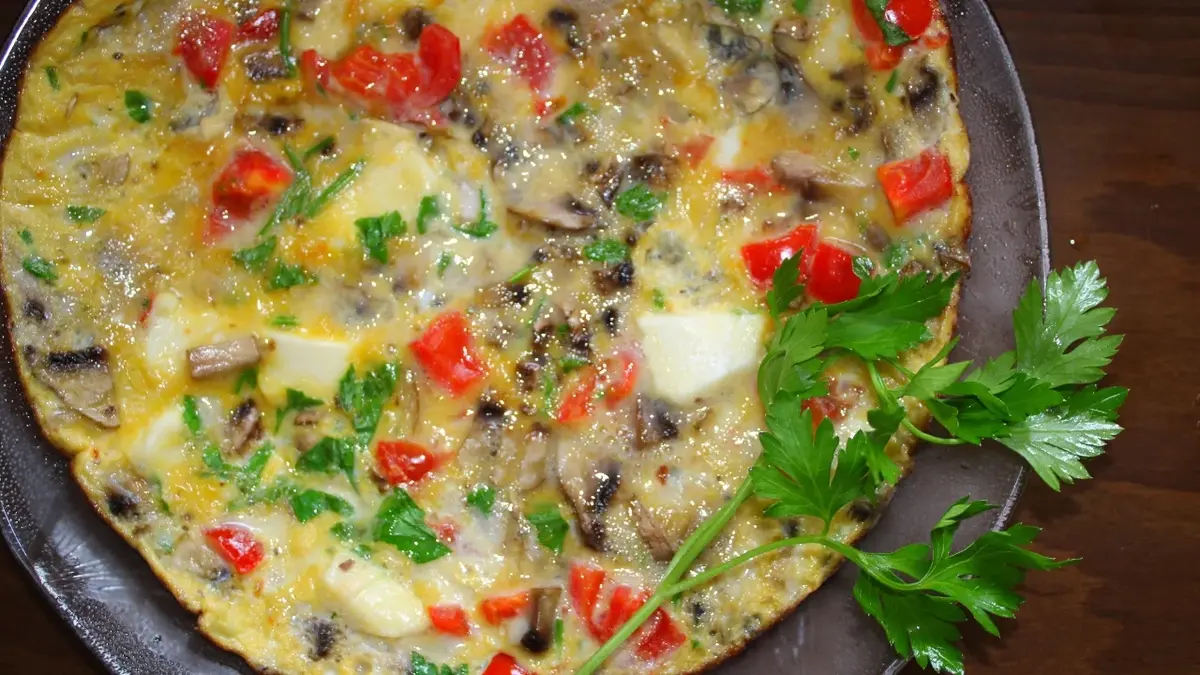omlet z warzywami na patelni 