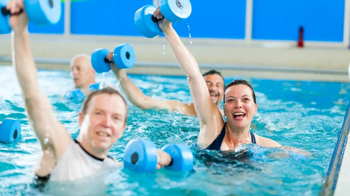 Osoby na basenie uprawiające Aqua aerobik