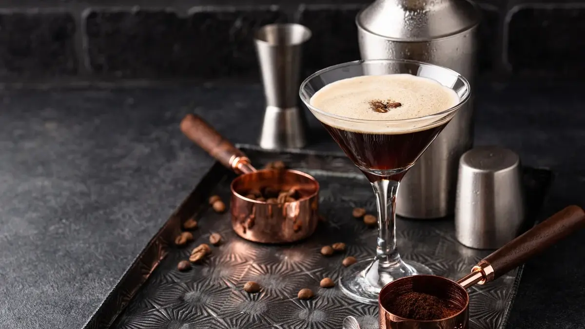 Espresso Martini w wysokim kieliszku z ziarenkami kawy