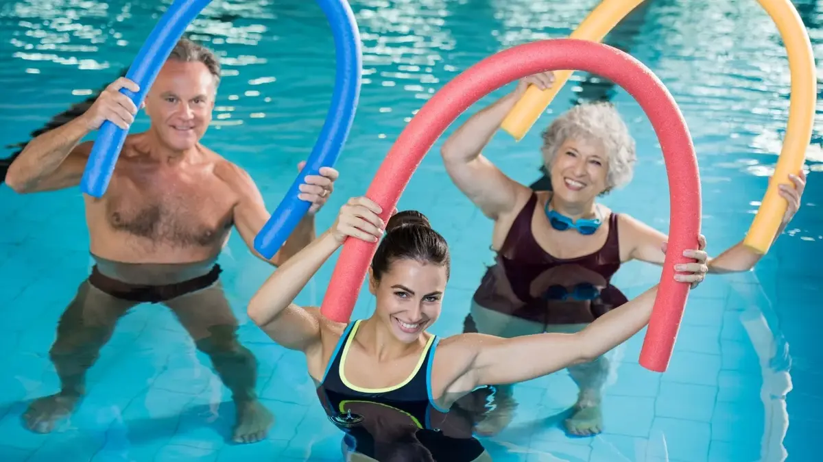 Osoby na basenie uprawiające Aqua aerobik