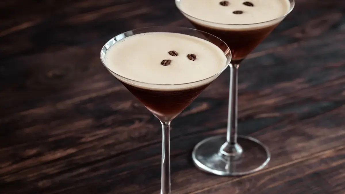 Espresso Martini w wysokim kieliszku z ziarenkami kawy
