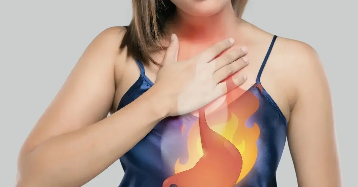 Kobieta w sukience z nałożąoną grafiką żołądka i płomieni
