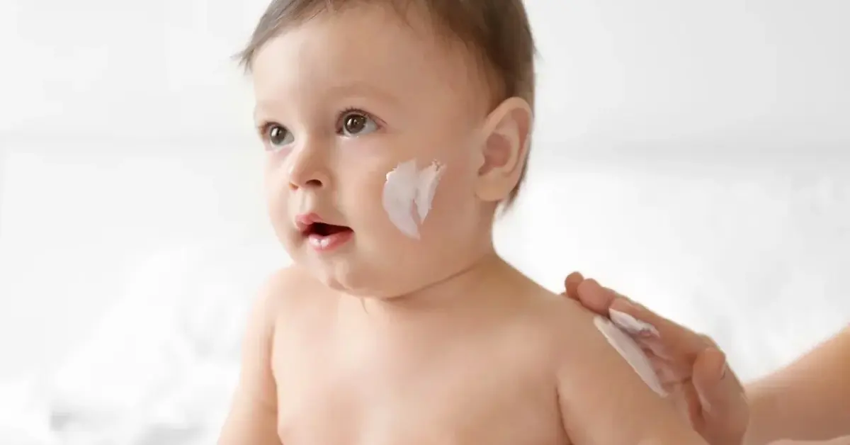 Główne zdjęcie - Sucha skóra u dziecka? Może popełniasz te błędy!