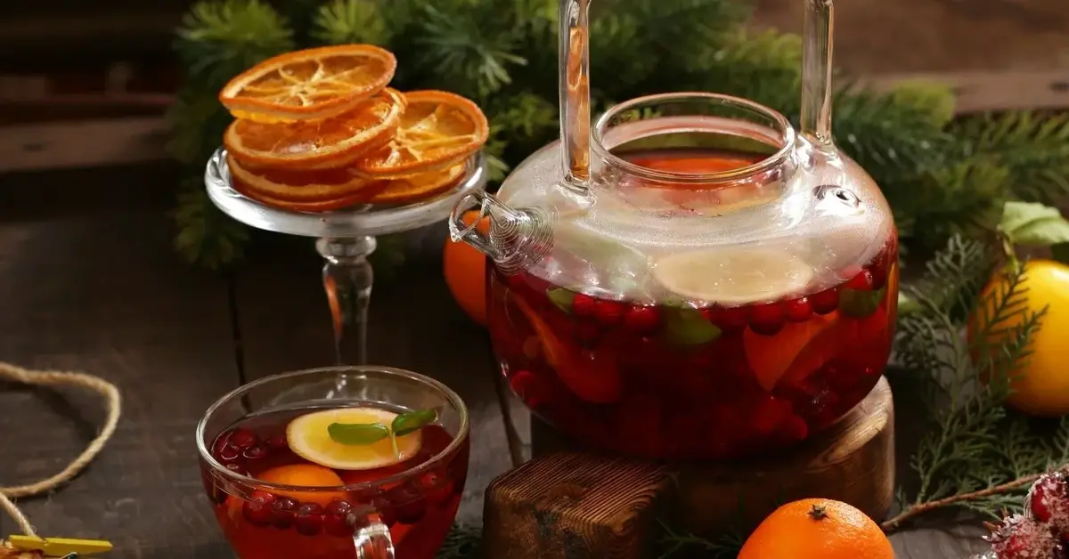 Herbata świąteczna w szklanym dzbanuszku i filiżance