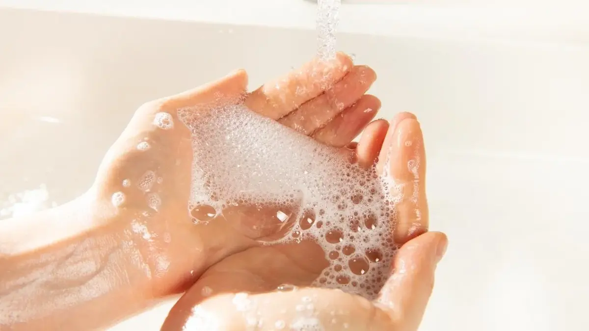 Woda z mydłem w dłoniach 