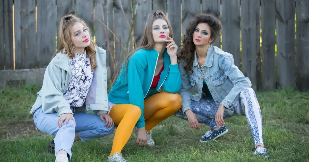 Trzy dziewczyny ubrane w stylu lat 90.