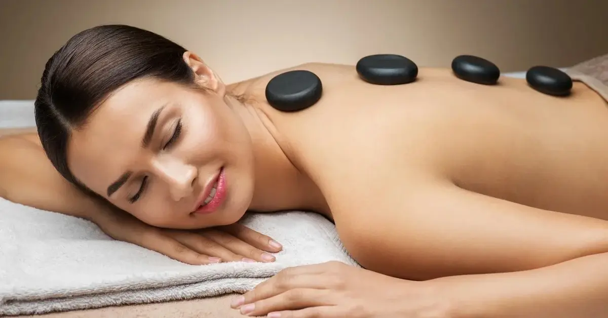 Kobieta podczas masażu gorącymi kamieniami 
