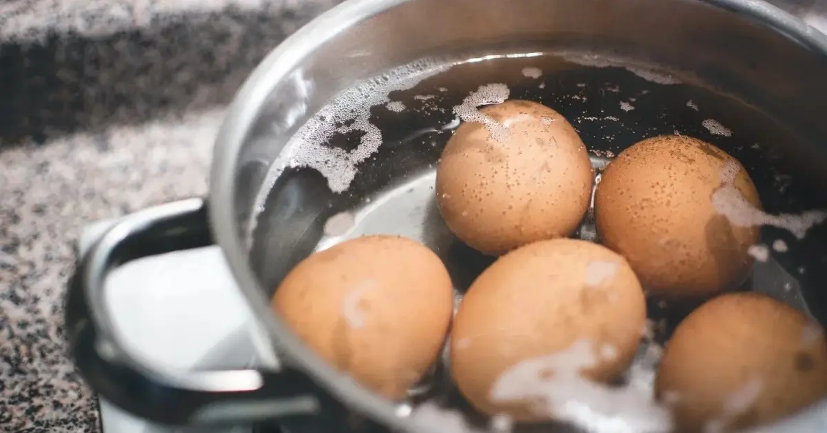 Jajka gotowane w garnku