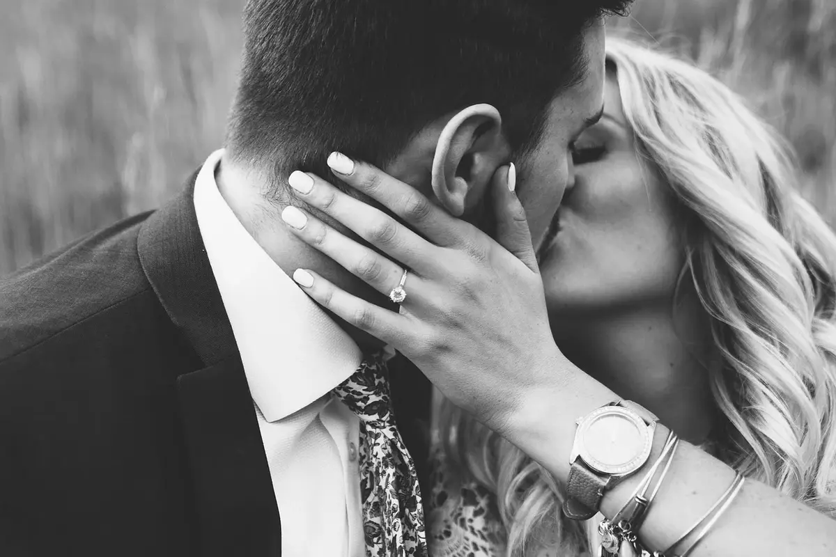 Czarno białe zdjęcie całującej się pary